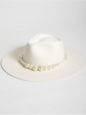 Chosen by Kyha x Hurricane Pearl White Hat 🤍